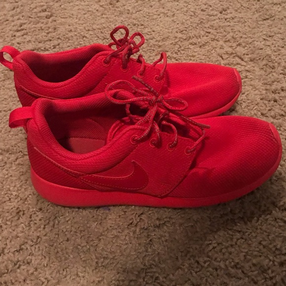 Red Nike roshe runs women’s 8 great condition - Picture 3 of 5